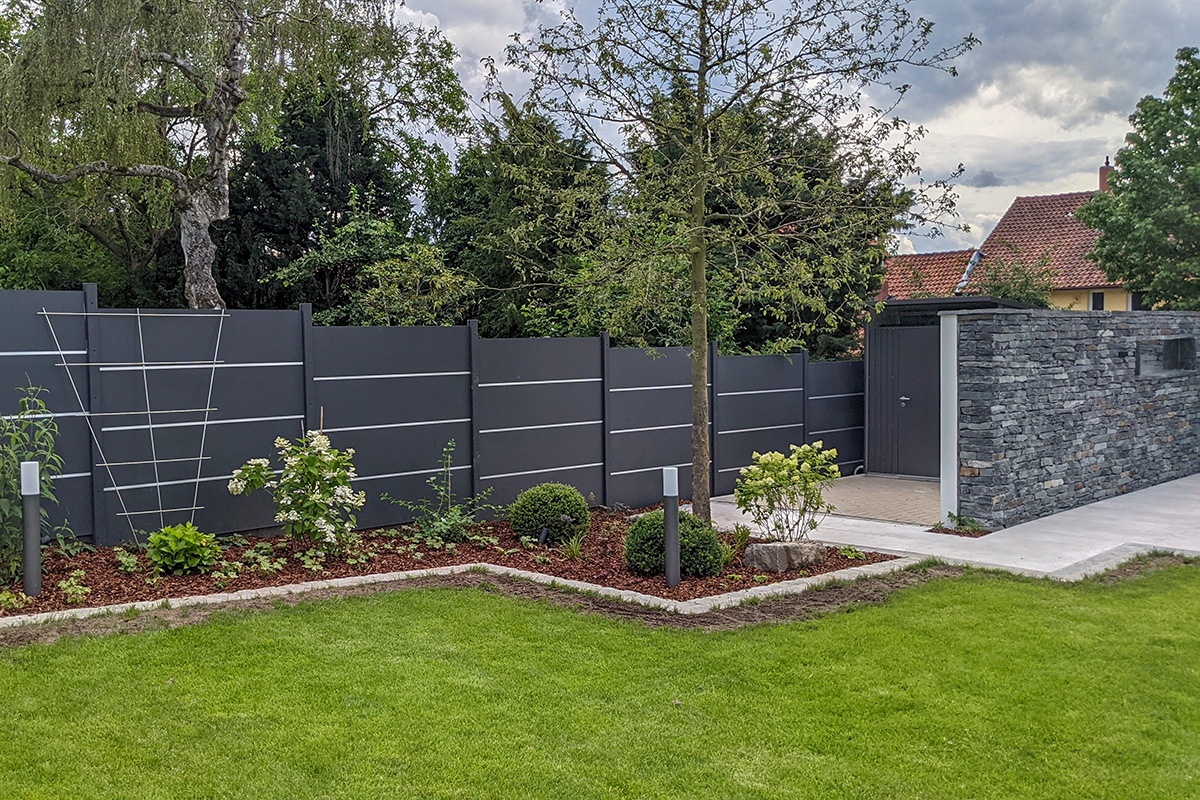 Zaun in schöner Gartenanlage Zaun in schönem Garten