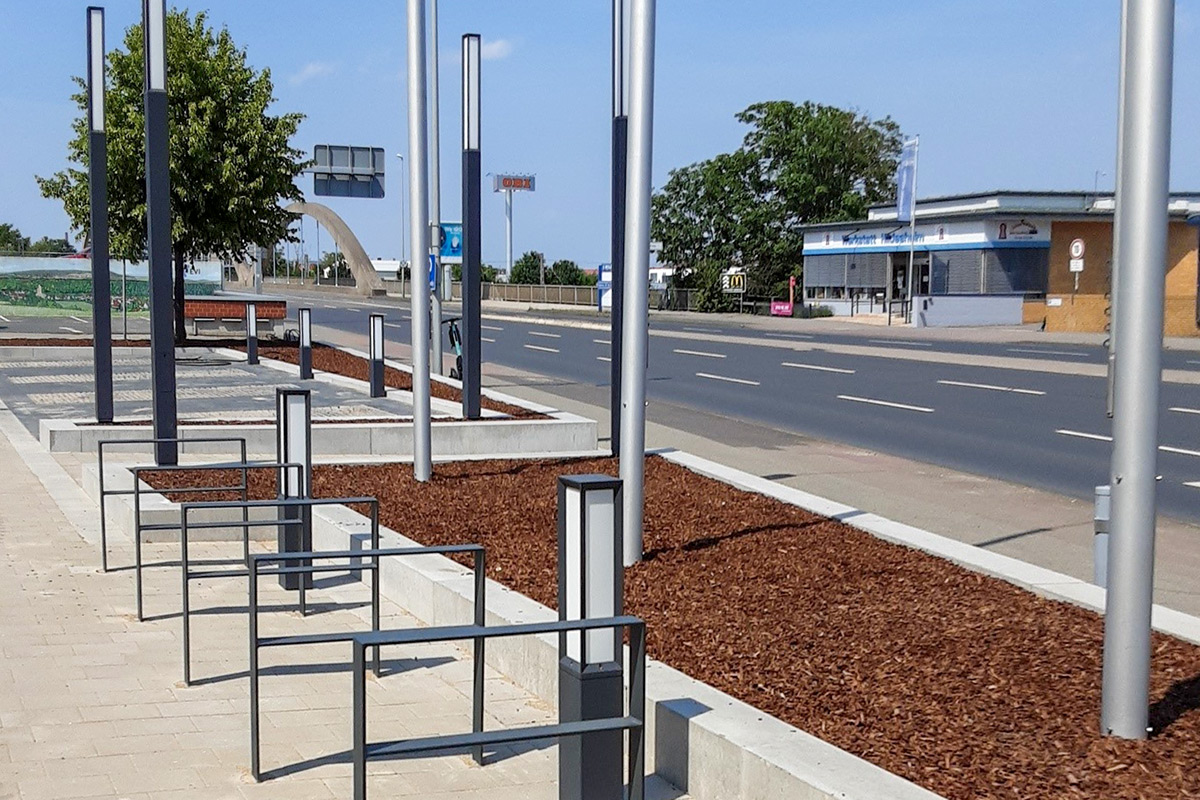 gestalteter Flaggenbereich mit Fahrradständer